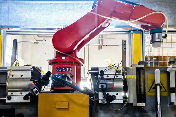 A person in a lab coat inspecting a box of Hua Env extraction thimbles.